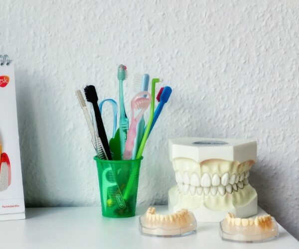 Зъболекарски съвети за почистване и поддържане на постоянни ретайнери